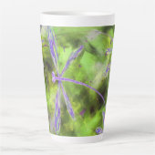 紫色のトンボのライム カフェラテマグ (正面)