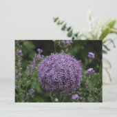 紫色のネギの花 – フラットグリーティングカード カード (スタンド正面)