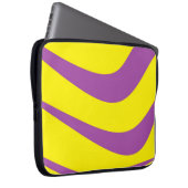 紫色のノートブックPCの黄色いケーストライプス ラップトップスリーブ (正面右)