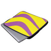 紫色のノートブックPCの黄色いケーストライプス ラップトップスリーブ (正面下部)