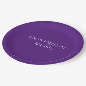 紫色のハッピーバースデーパーソナライズされた名のプレート。 ペーパープレート (アングル)