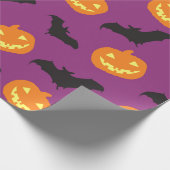 紫色のハロウィンのこうもり及び切り分けられたカボチャ ラッピングペーパー (角)