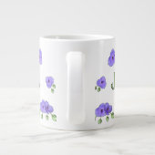 紫色のバイオレットを持つ"ジャージー女の子"の ジャンボコーヒーマグカップ (裏面)