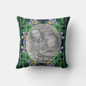 紫色のパスクの花が自分の写真を作成 クッション (裏面)