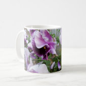 紫色のパンジーのマグ コーヒーマグカップ (正面左)