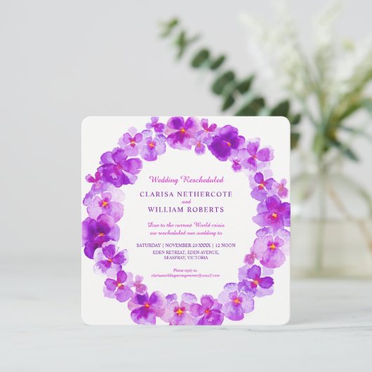 紫色のパンジーの水色の花結婚の再スケジュール 招待状 (スタンド正面)