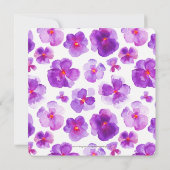 紫色のパンジーの水色の花結婚の再スケジュール 招待状 (裏面)