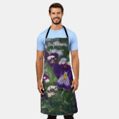 紫色のパンジー忘れとピンクのメノー エプロン (着用した状態)