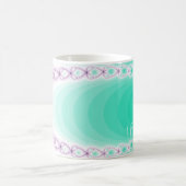 紫色のパーソナライズされた緑のグラデーションのフラクタル コーヒーマグカップ (中央)