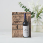 紫色のパーティーが付いているワイン・ボトル インビテーションポストカード (スタンド正面)