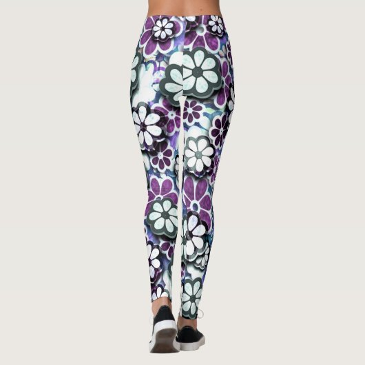 紫色のヒッピーの花のパワーパターン(の模様が)ある |レギンス レギンス (裏面)