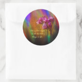 紫色のヒヤシンスの花レインボーカラーと引用文 ラウンドシール (バッグ)