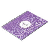 紫色のヒョウ柄とカスタムモノグラムと名前 ノートブック (左側)
