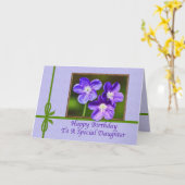 紫色のビオラが付いている娘のバースデー・カード カード (黄色い花)
