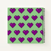 紫色のピクセルハートパターン ノートブック (裏面)