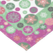 紫色のピンクおよび緑の冬の雪片の休日 テーブルクロス (アングル)