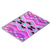 紫色のピンクとアクアジオメトリッククロッシングのストライプ ノートブック (左側)