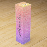 紫色のピンクのグリッター及び輝きのモノグラム ワインギフトボックス<br><div class="desc">金ゴールドの、紫色およびピンクの虹のパステル調のグラデーションでフェイクなグリッターおよび輝きのエレガントなワイン用化粧箱。 このワイン用化粧箱はあなたのイニシャルおよび名を含むためにカスタマイズことができ、素晴らしい誕生会、記念日、バチェロレッテ、ブライダルシャワーのギフトを作ります。</div>