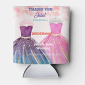 紫色のピンクのドレスと宝石の王冠の花嫁の贈り物 缶クーラー (正面)