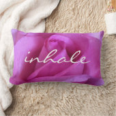紫色のピンクのバラの写真Inhale引用文スクリプトはっきりした ランバークッション (ブランケット)