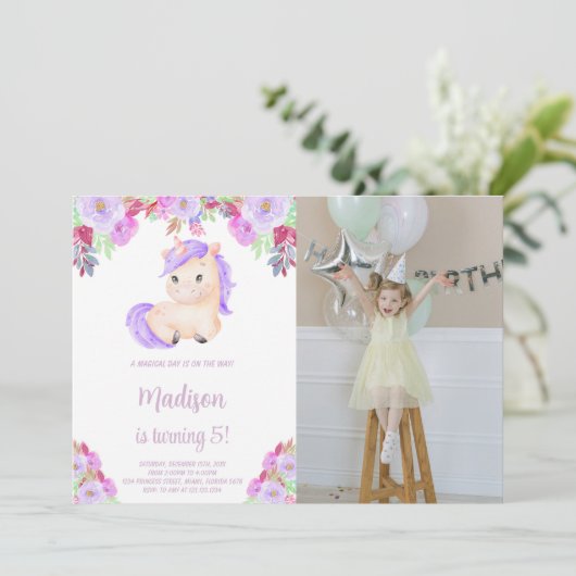 紫色のピンクのフローラユニコーン誕生日写真 招待状 (スタンド正面)