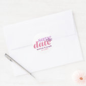 紫色のピンクの婚約シールの日付結婚を保存する ラウンドシール (封筒)