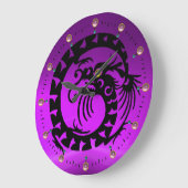 紫色のピンクの宝石を持つ黒いスネークドラゴン ラージ壁時計 (傾斜)