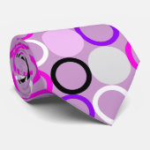 紫色のピンクの水玉模様のリングのタイ ネクタイ (ロール)