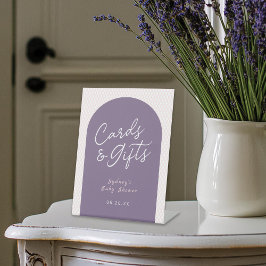 紫色のピンクの白いカードとギフト 台座サイン