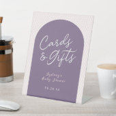 紫色のピンクの白いカードとギフト 台座サイン (インサイチュ)