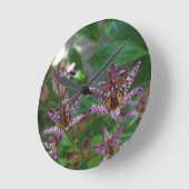紫色のピンクの白くストライプのな蘭は花をlilly好みます ラウンド壁時計 (傾斜)