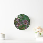 紫色のピンクの白くストライプのな蘭は花をlilly好みます ラウンド壁時計 (ホーム)