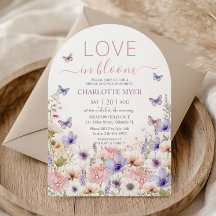 紫色のピンクの野生の花の蝶の開花