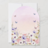 紫色のピンクの野生の花の蝶の開花 招待状 (裏面)