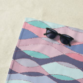 紫色のピンクアクアの波パーソナライズされた名 ビーチタオル (インサイチュ)