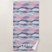 紫色のピンクアクアの波パーソナライズされた名 ビーチタオル (正面)