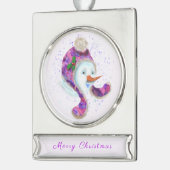 紫色のピンクハットのクリスマスオーナメント雪だるま シルバープレートバナーオーナメント (左)