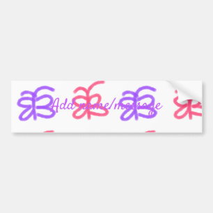 紫色のピンクバタフライドードルパターン追加の名前の文字 バンパーステッカー