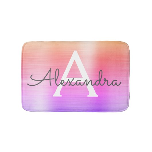 紫色のピンクブラシ仕上げ金属モノグラム名 バスマット (正面)