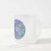 紫色のピンクブルーグリーンのフラクタル円 フロストグラスマグカップ (正面右)
