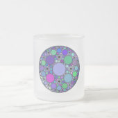 紫色のピンクブルーグリーンのフラクタル円 フロストグラスマグカップ (中央)