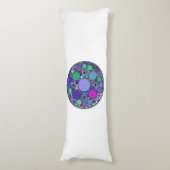 紫色のピンクブルーグリーンのフラクタル円 ボディピロー (正面縦)