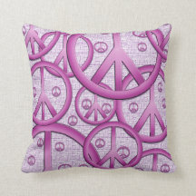 紫色のピースサインの枕