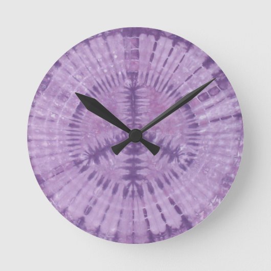 紫色のピースサインの絞り染めPhatDyes ラウンド壁時計 (正面)