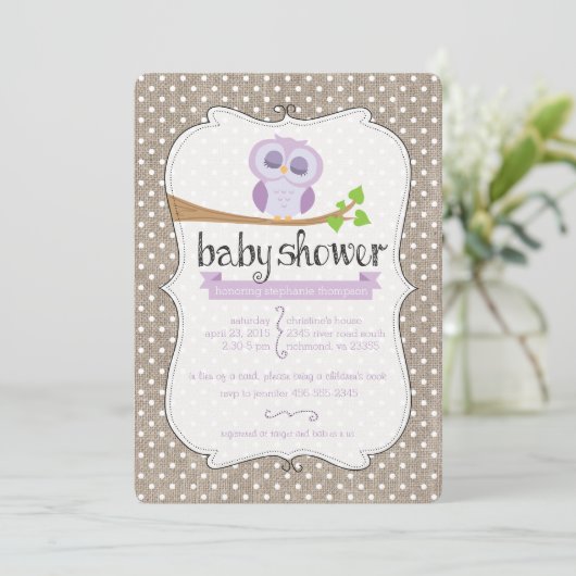 紫色のフクロウのバーラップはベビーシャワーの招待状に点を打ちます 招待状 (スタンド正面)