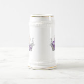 紫色のフットボールの本格的なTシャツおよびギフト ビールジョッキ (中央)