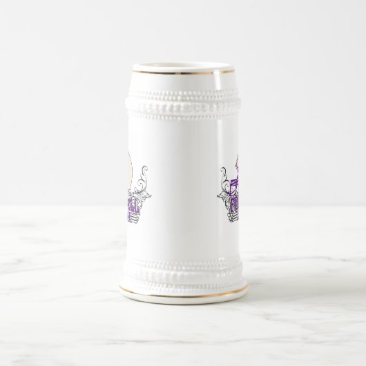 紫色のフットボールの本格的なTシャツおよびギフト ビールジョッキ (中央)