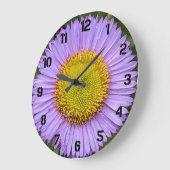 紫色のフラバーンデイジーと黒の数字フローラ ラージ壁時計 (傾斜)