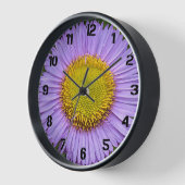 紫色のフラバーンデイジーと黒の数字フローラ 壁時計 (傾斜)