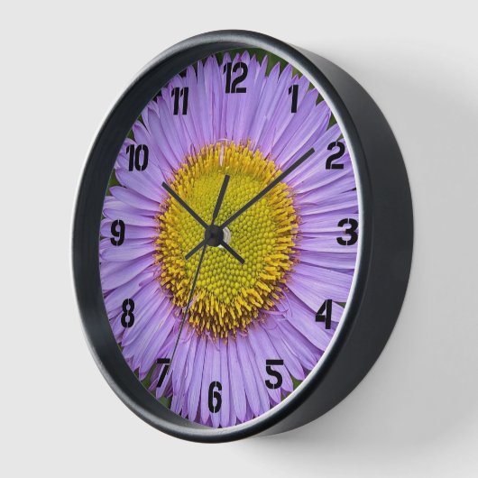 紫色のフラバーンデイジーと黒の数字フローラ 壁時計 (傾斜)
